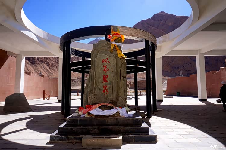 昆仑圣泉    好潇洒的字! 主泉眼在这里!在这个石碑后面.