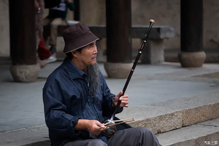 现代复刻版的瞎子阿炳,那一份沧桑的琴音却也有几分神似.