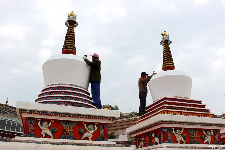 最后一座塔叫涅磐塔,纪念释迦牟尼入涅磐,不生不灭.