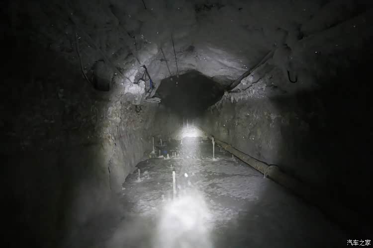 一走进这个矿洞,内部展现出了从未见过的景象