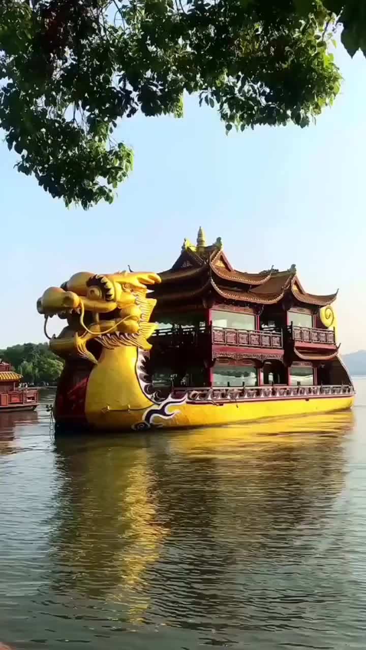 西湖的大龙舟