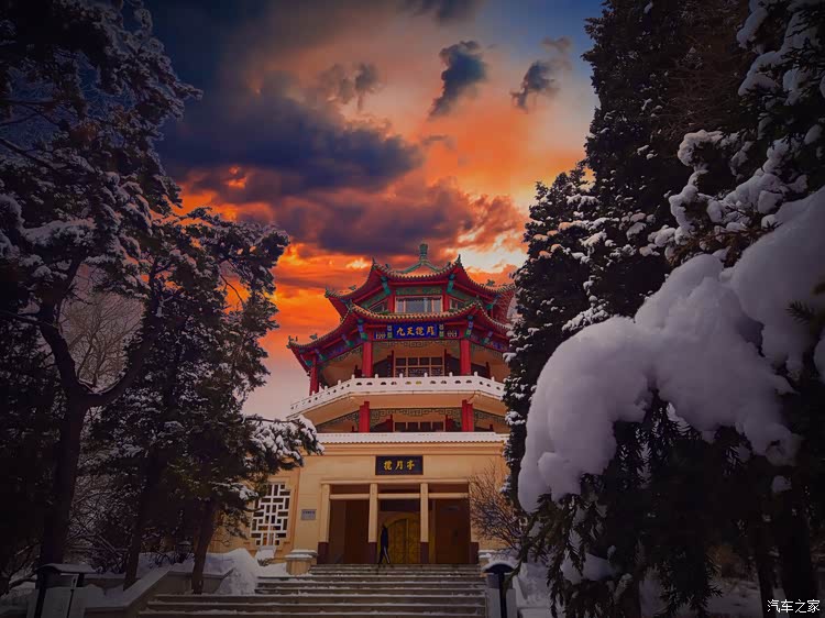 夕阳下的揽月亭