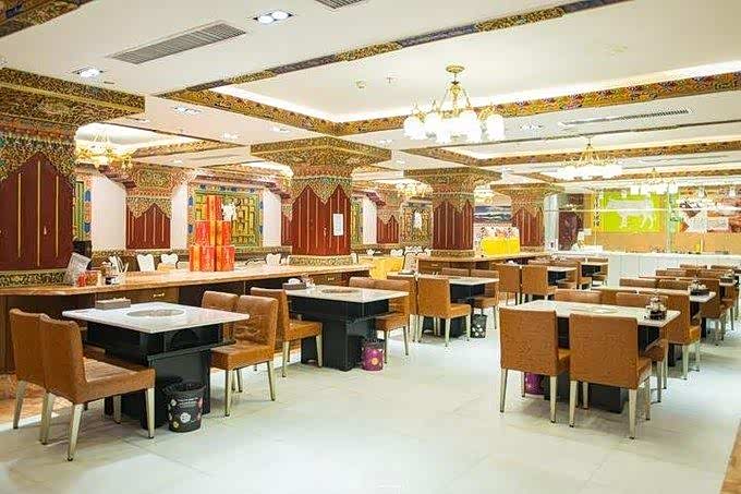 这是它家的餐厅,十分宽敞很有藏族特色.