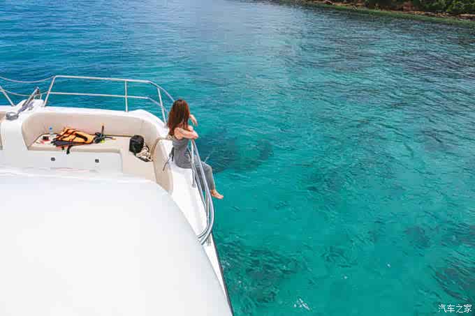 普吉岛任性二小姐坐游艇追海豚沙滩比基尼示范大量美图诱惑