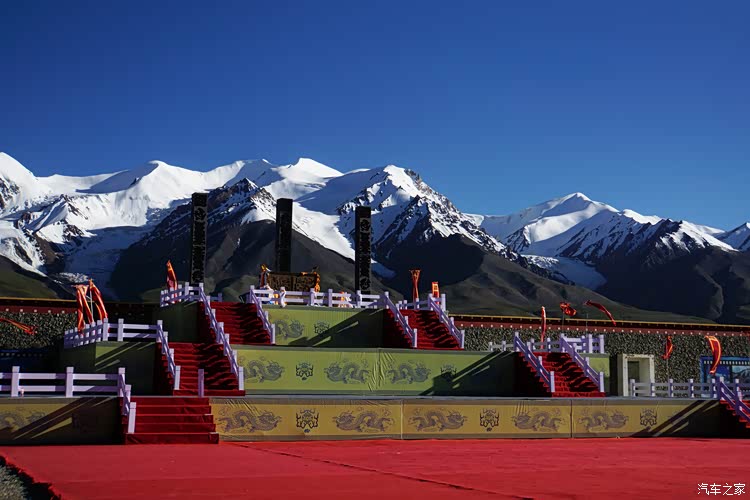 玉珠峰脚下已经搭起观景台,地上铺上红毯,准备迎接即将到来的雪顿节.
