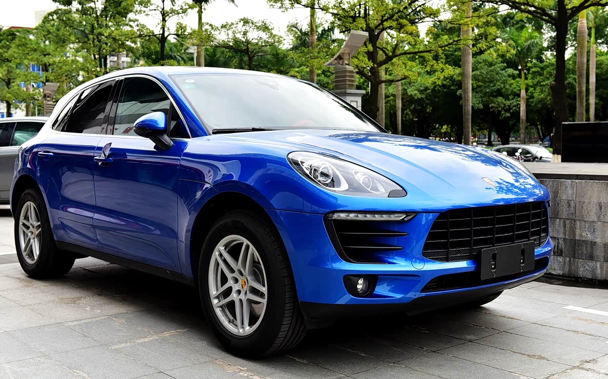 辨识度极高,中间的骏马身形矫健,象征着保时捷系列产品的高品质和高