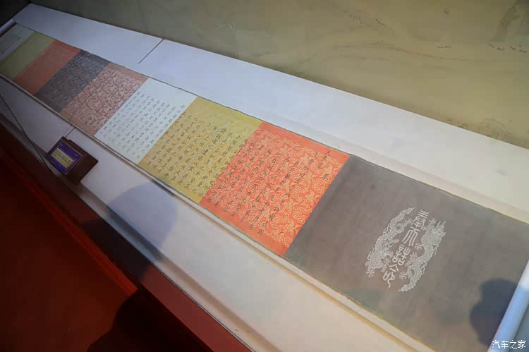 这个厉害了,雍正爷的七彩圣旨,是封信勇公母亲为诰命夫人的.