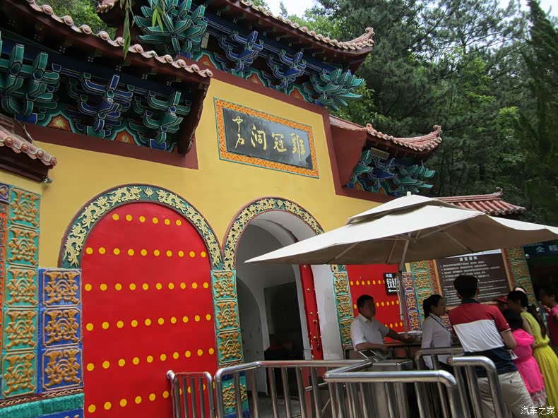 鸡冠洞的入口,有二十多米的通道,先进去后等了一会,等游客在通道快满