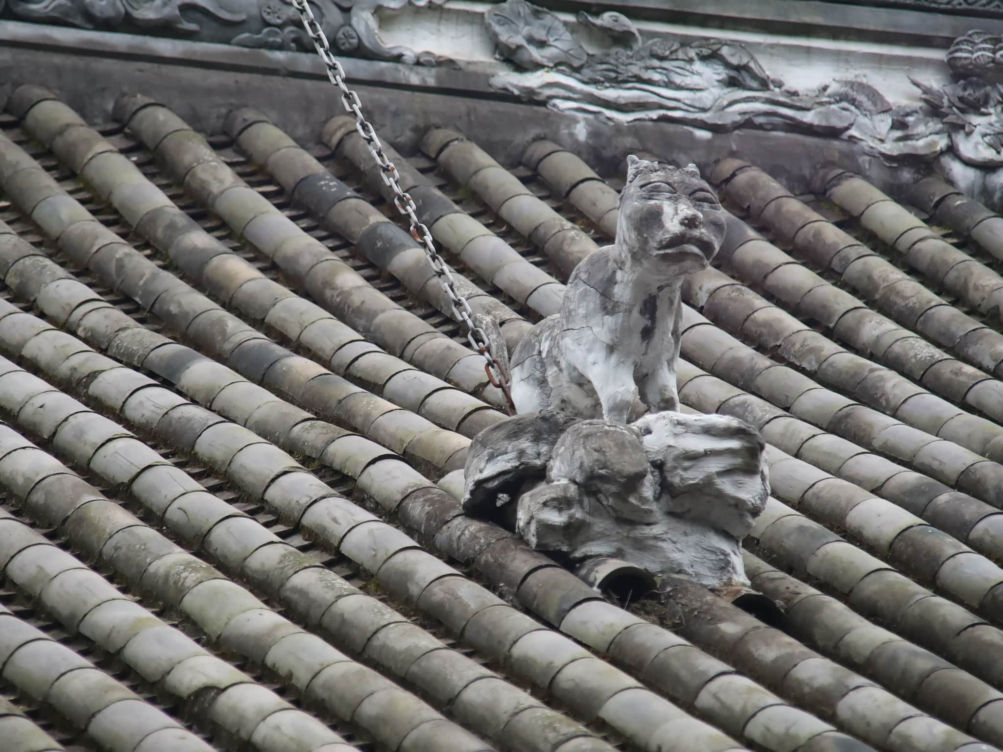 海拔547米,山峰秀丽,形似栖凤,故又称"高凤山".