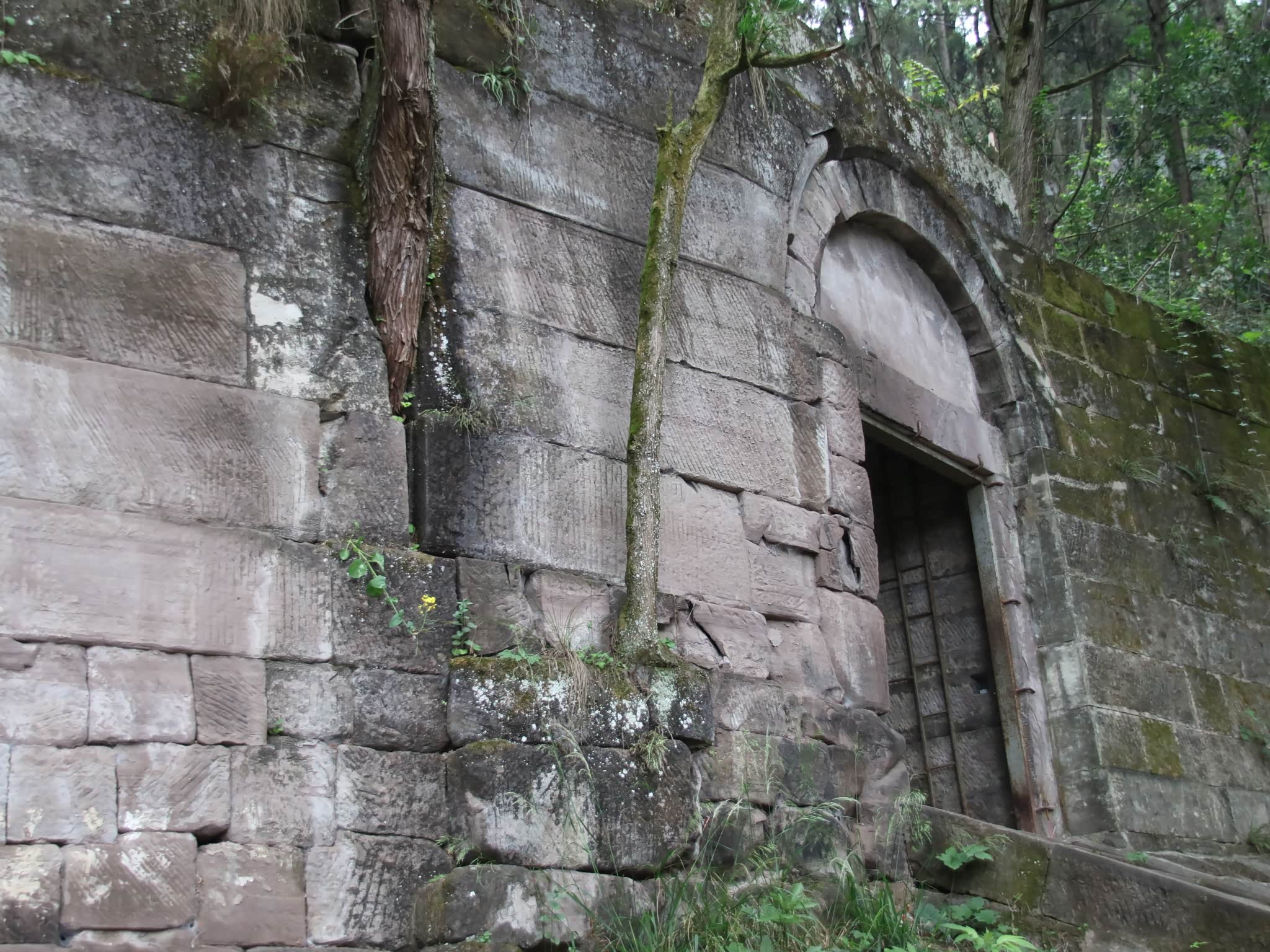 海拔547米,山峰秀丽,形似栖凤,故又称"高凤山".