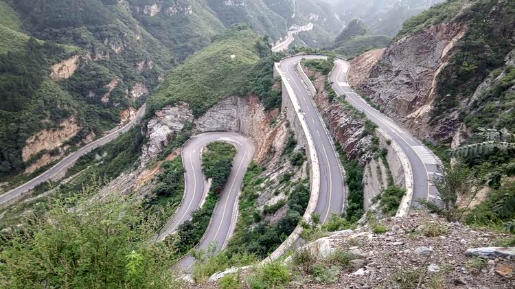 在山顶拍下的红井路,山路十八弯有没有.
