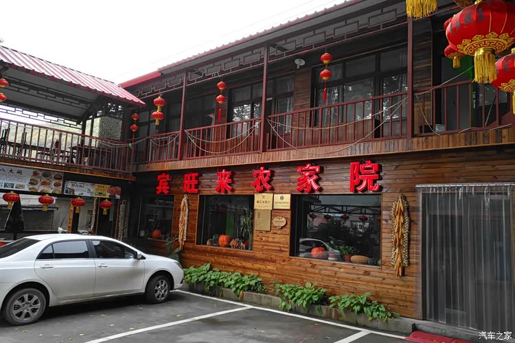离潭柘寺大门不远的农家院,装修还挺有特点.