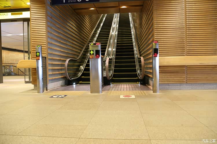 日本电动扶梯是左立右行的和我们完全相反.