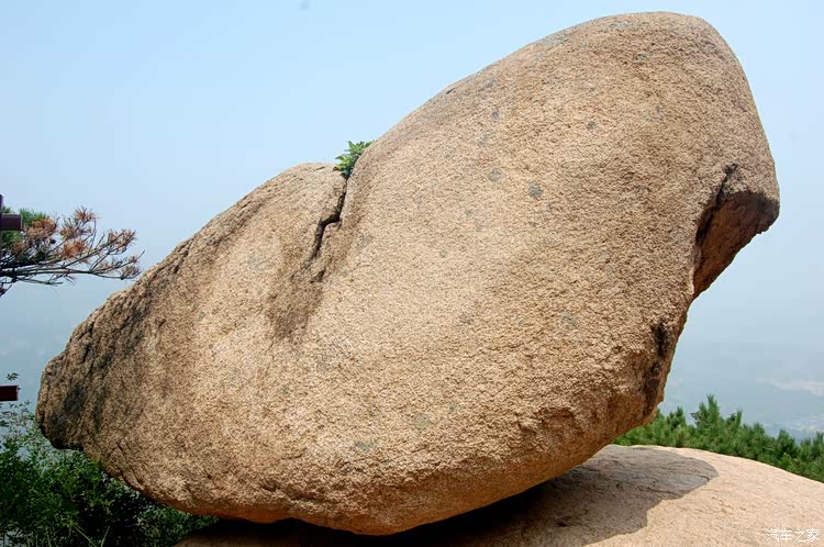 风动石,据说风一吹就晃动,用劲推了推就是,但是石头掉不下去.