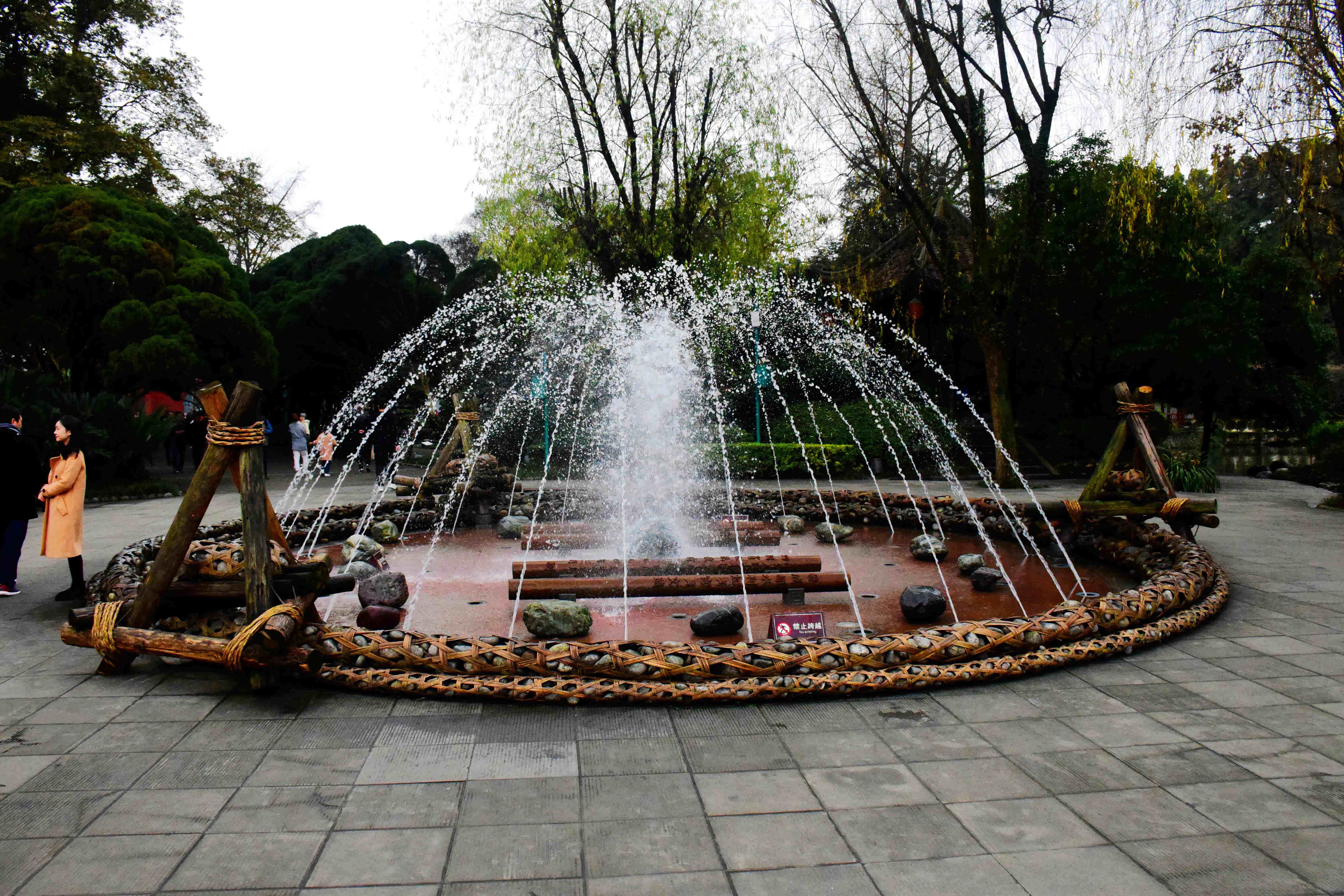 喷泉中间是四根明清代铸的卧铁 都江堰