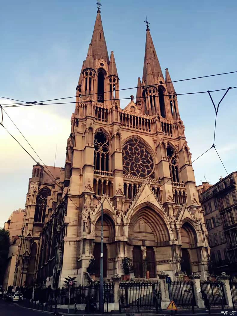 马赛火车站往老港走的路上,有一座古老的教堂,改革者教堂.