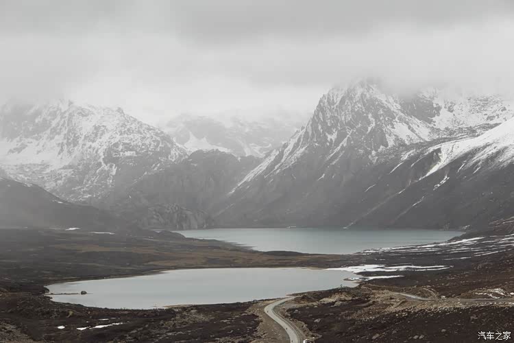 就是青藏高原乃至世界规模最大,最典型的古冰帽遗迹——"稻城古冰"