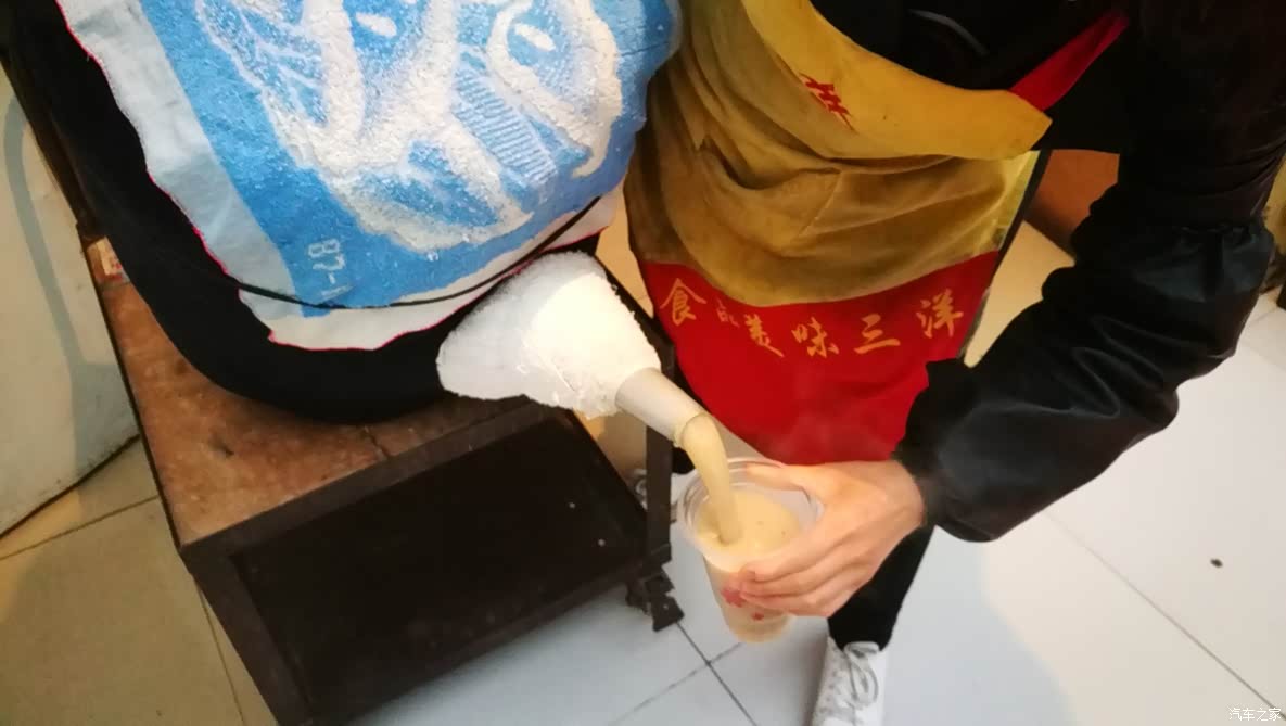 传承了几十年的老油茶壶,穿着蓝色的棉衣,保温又美观.