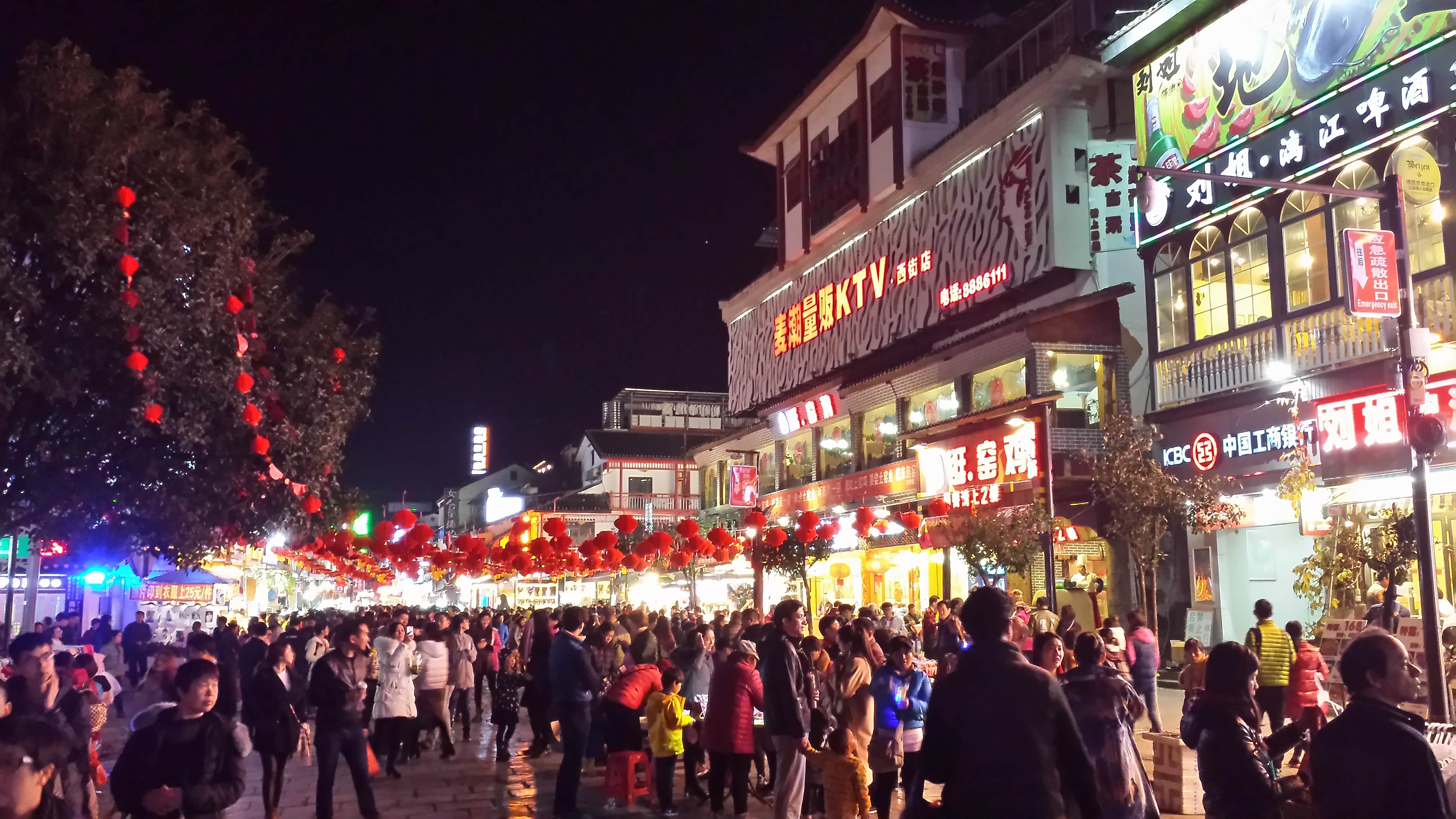 夜晚的阳朔西街人山人海.