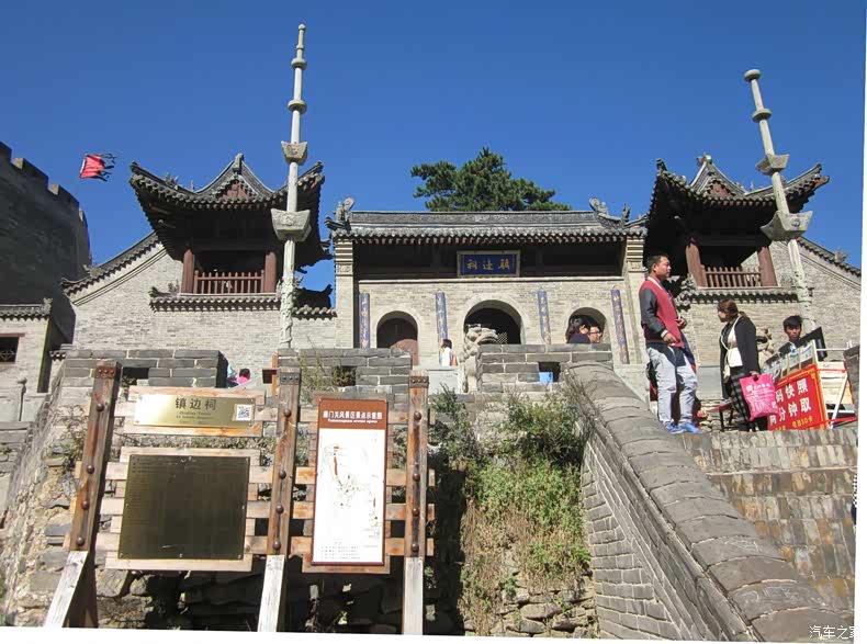 内塑有33尊历代镇守雁门关的名将的塑像,有战国时赵国"北边良将"李牧