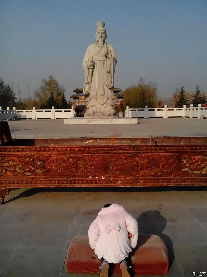 小美女向圣人跪拜