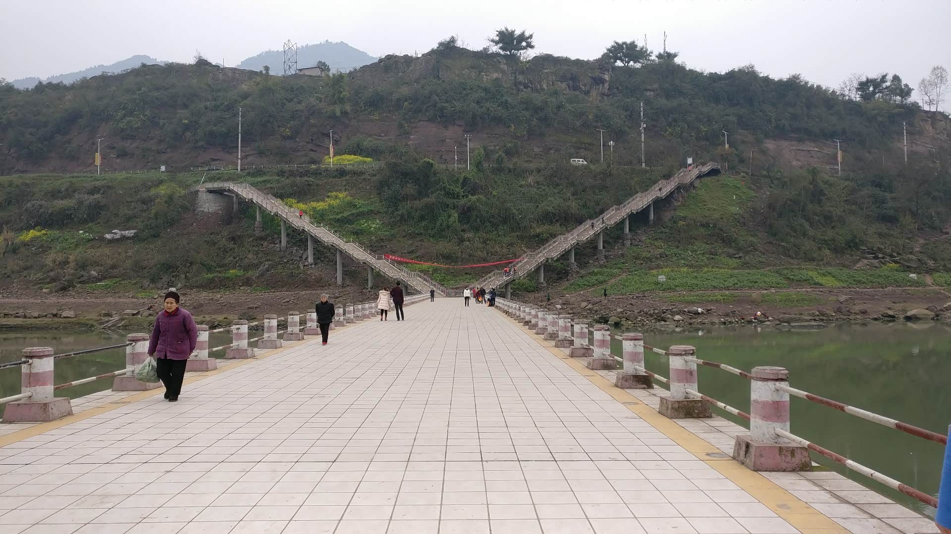 来到笔架山笔架山在宣汉城南面河的对岸,据说这座山是宣汉地区的"大