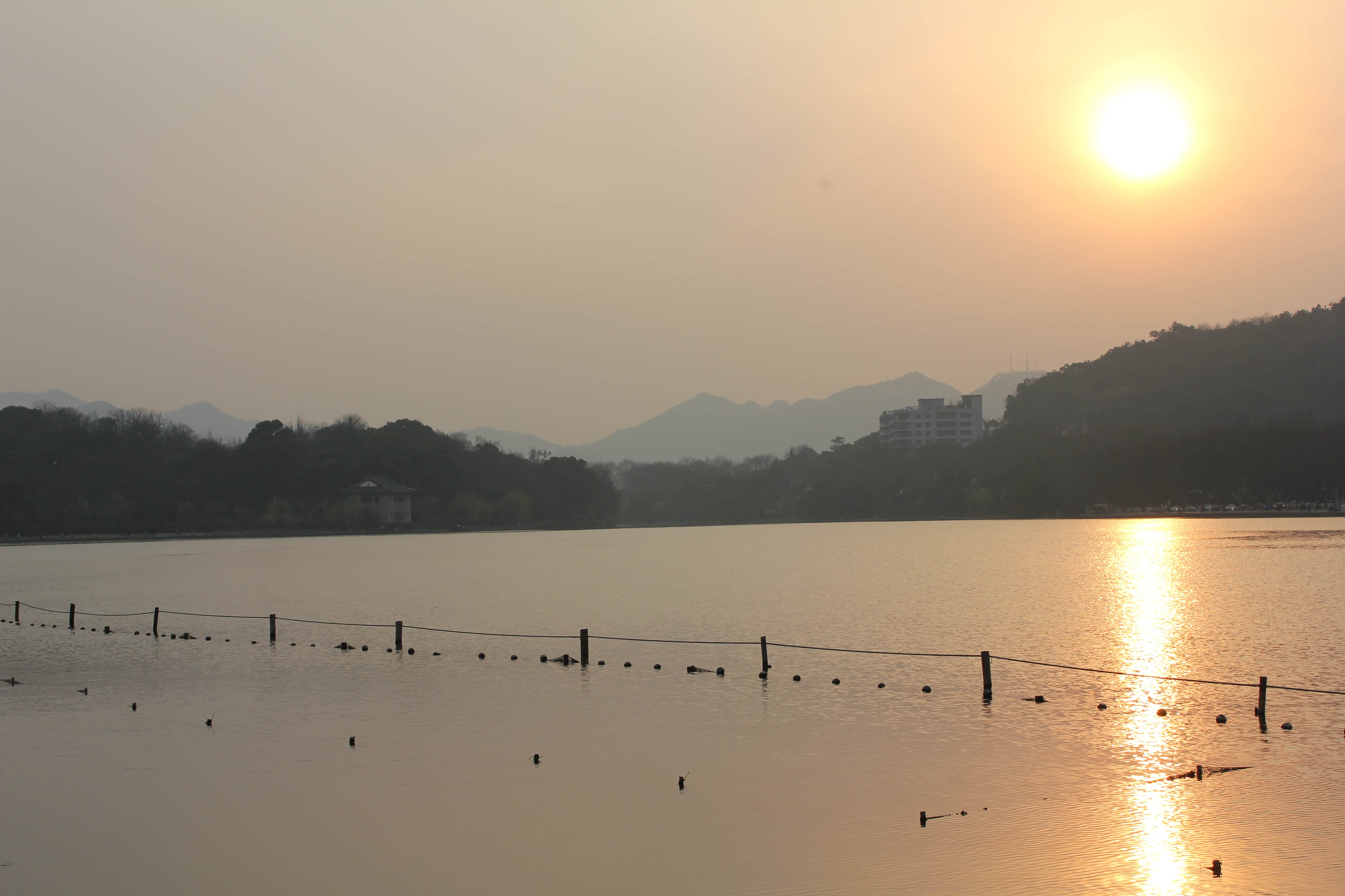 夕阳西下,阳光铺洒在湖面上,,,好看.