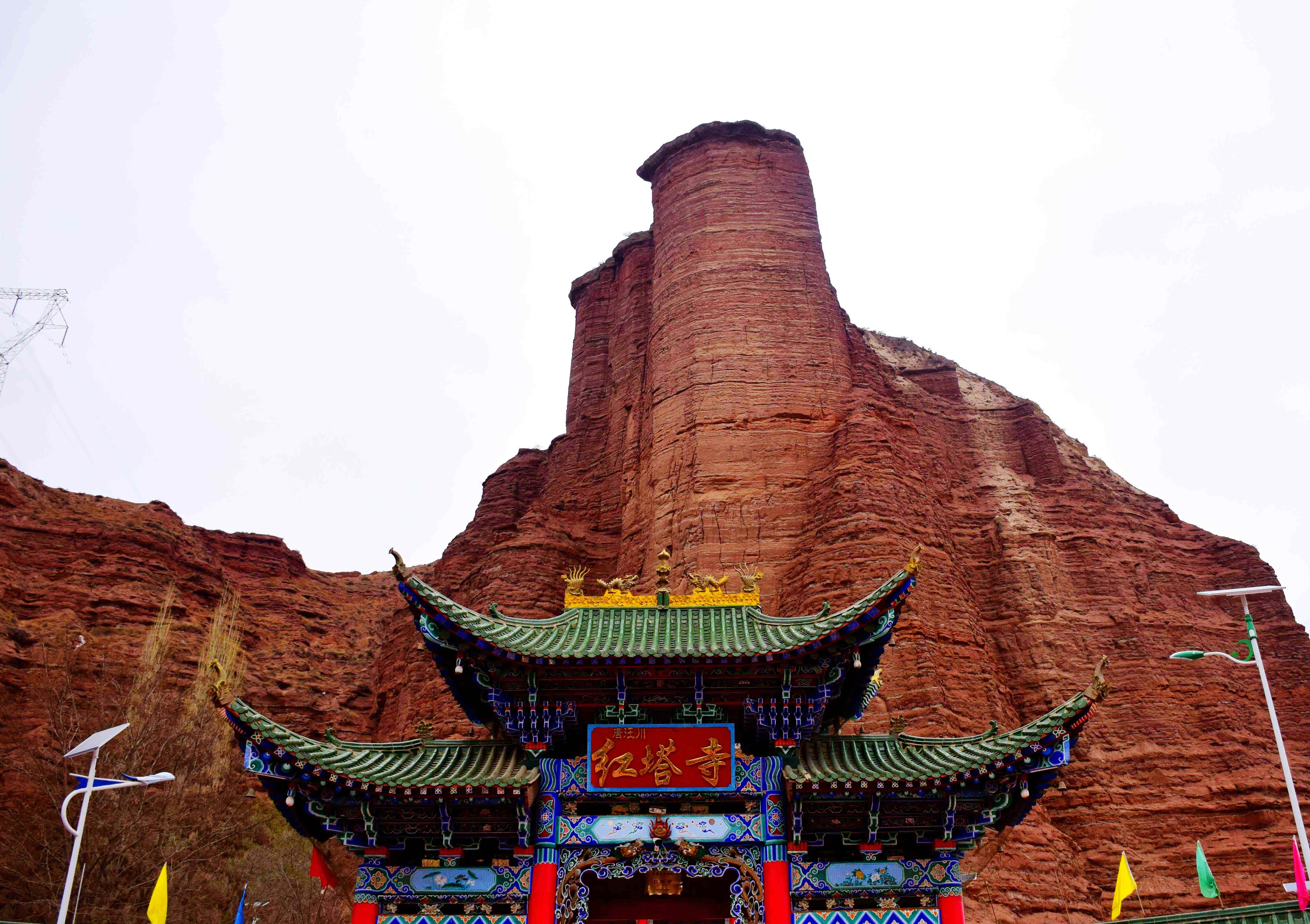 红塔寺背靠擎天一柱