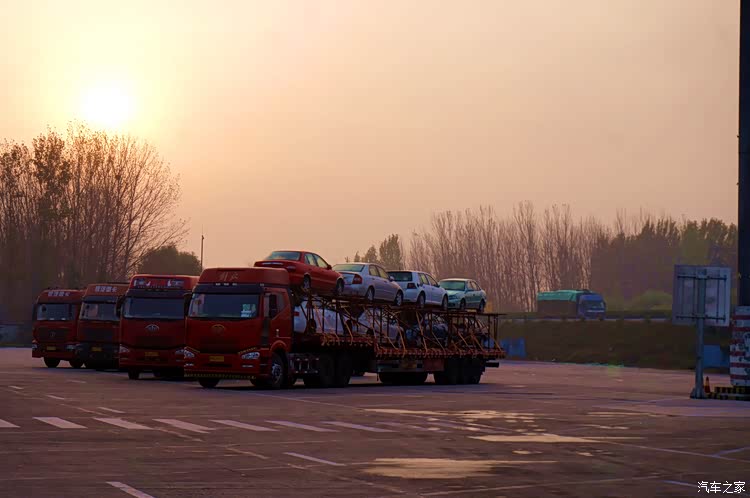 大车拉小车处处可见.说明了祖国的蒸蒸日上.