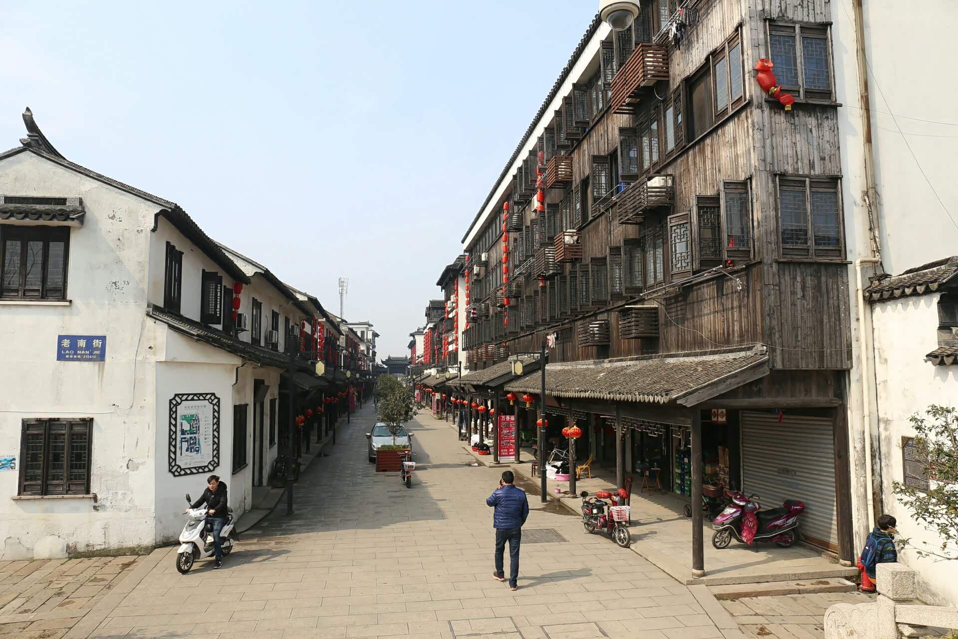 挂满红灯笼这些建筑看上去是新造的沿着老街继续向前怡庄古镇水暖洁具