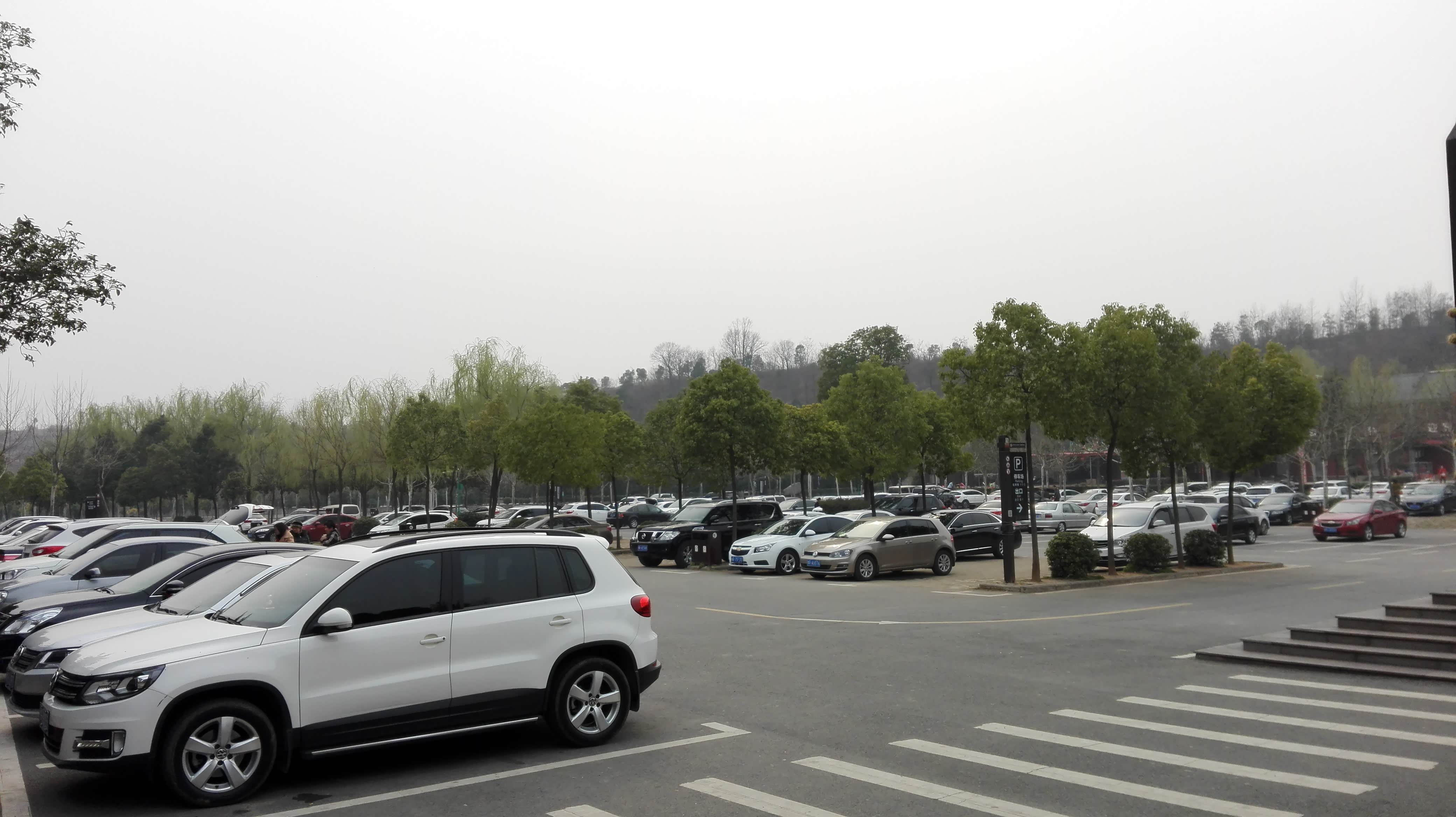 经过近2个小时的行驶到达景区,景区超大停车场,不错哦!