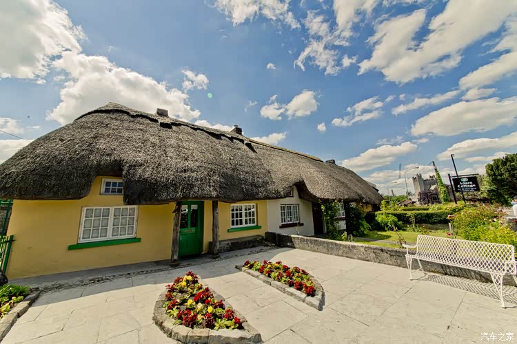 这里的茅草屋,看起来和童话故事是一样一样的,返璞归真,总是现代城市