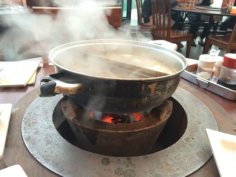 又是炭烧火锅,就在那间shopping mall吃的