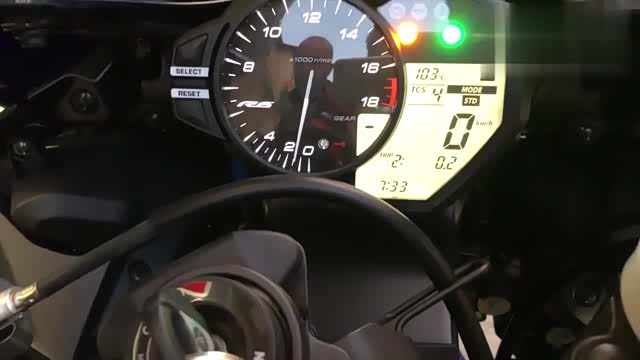 实拍雅马哈r6轰油门的瞬间让人迷醉