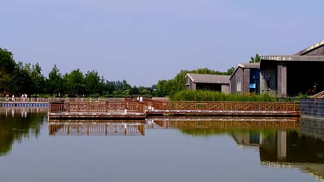 湿地公园湖中廊桥
