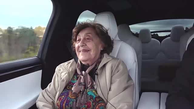 爽92岁的老人试驾特斯拉modelx