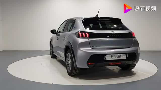 一台精致漂亮的小型电动汽车2020款标致e208展示