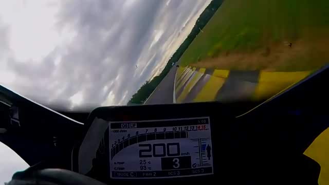 行驶中的雅马哈r1,极速266kmh!你喜欢吗?