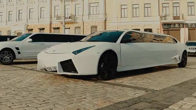 厉害了国外专用于婚庆接送的自制加长版兰博基尼