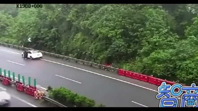 聪明的司机在高速公路上换车牌 被电子警察看得一清二楚 车家号 发现车生活 汽车之家
