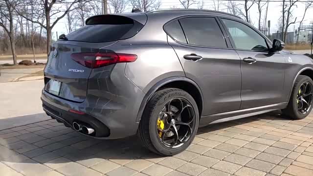 alfaromeostelvioq4有一种独特的气质很适合年轻人驾驶