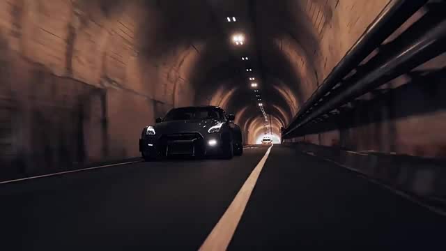 燃烧在黑夜中的一团火焰疾驰中的日产r35gtr