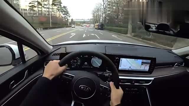 主视角驾驶体验新款起亚k5车侧盲区影像功能真实用