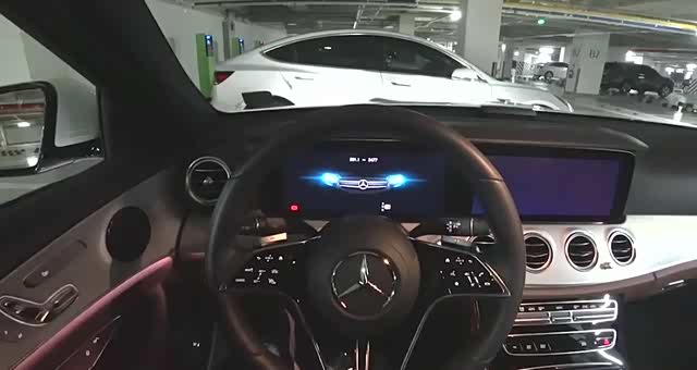 高清实拍2021款奔驰e级夜晚亮起氛围灯不要太喜欢了