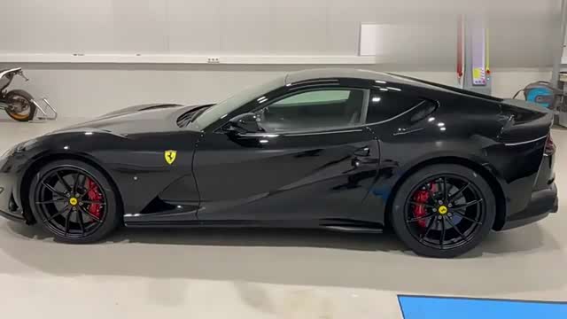 赚足回头率实拍欣赏黑色法拉利812